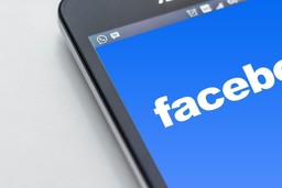 phone-social-media-facebook-whatsapp-reach-customers-influencers